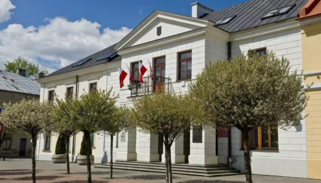 У Польщі відреагували на провокаційний вчинок проросійського кандидата у президенти, який зірвав український прапор з будівлі мерії.