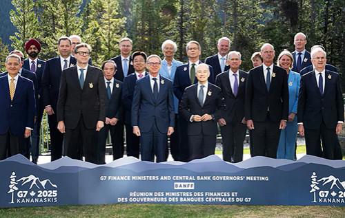 Міністри фінансів G7 попередили Росію про можливість введення ще суворіших санкцій, якщо вона не погодиться на припинення вогню.
