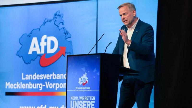 В Німеччині ультраправий політик опинився у центрі скандалу через те, що змусив молодь вилизувати національний прапор.