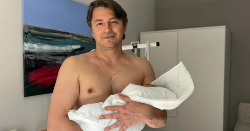 Зіркові новини 2025: Притула, Фокс, Нікітюк, Ріанна та інші знаменитості, що стали батьками у цьому році.