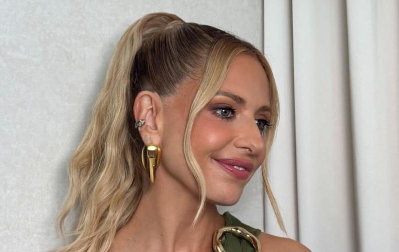 Перетворення зачіски Сари Мішель Геллар за 5 хвилин: секрети неймовірного вигляду на 8 березня.