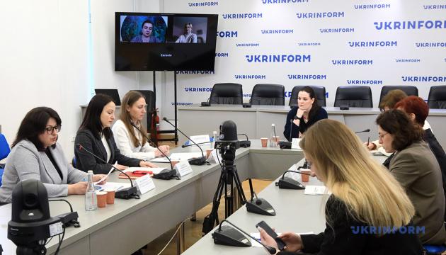 Використання фемінітивів продовжує бути темою дискусій, стверджують фахівці.