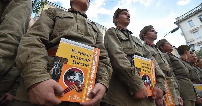 Кремль активно відмовляє учням у переході до 10-х класів, щоб заповнити ряди промислових підприємств та збройних сил, повідомляє Служба зовнішньої розвідки.